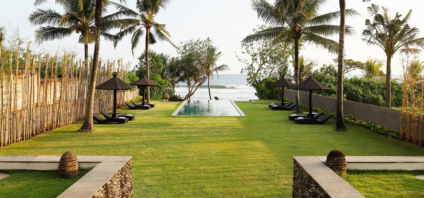bg-image-black-beach-villa-min.jpg