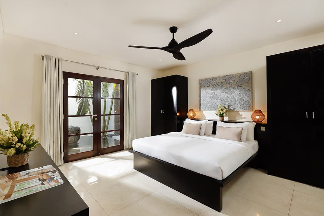 black-beach-villa-02.jpg