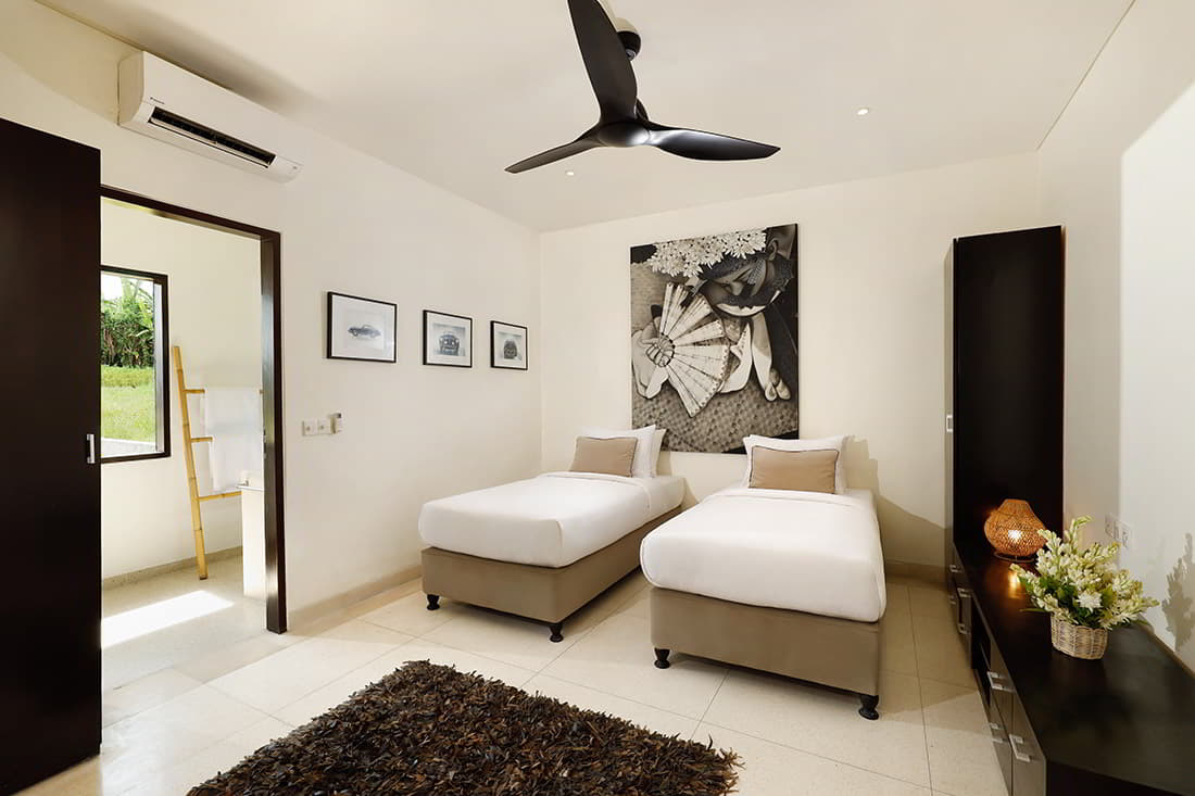 black-beach-villa-04.jpg